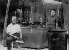 Churrer&iacute;a Fanegas (Jos&eacute; Valdivieso), con su esposa e hijo  Jos&eacute;. El establecimiento se ubicaba en la Plaza de las Eras